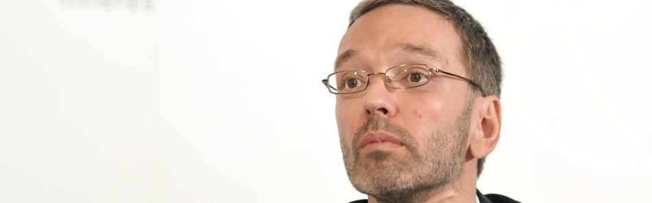 ROLAND SCHLAGER / APA