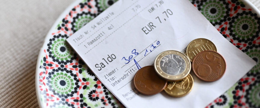 ++ THEMENBILD ++ TRINKGELD / GELD / TIP / ENTLOHNEN / BEZAHLEN / DIENSTLEISTUNG / GASTRONOMIE / TOURISMUS / HOTELLERIE =