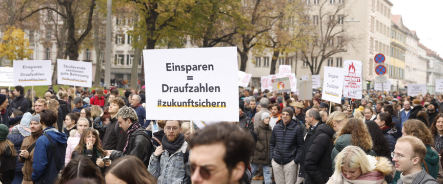 APA-Images / APA / ERWIN SCHERIAU – Studierende bei einem Sternmarsch aller fünf steirischen Universitäten im November 2022 in Graz Top-Thema Titelbild