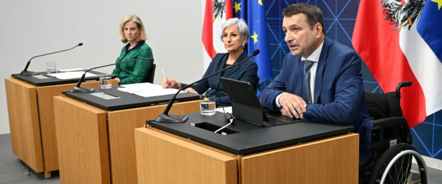 APA-Images / APA / HELMUT FOHRINGER – Im Bild: Außenministerin Beate Meinl-Reisinger (NEOS), Justizministerin Anna Sporrer (SPÖ) und ÖVP-Justizsprecher Klaus Fürlinger bei der PK zur Bundesstaatsanwaltschaft PK ZU BUNDESSTAATSANWALTSCHAFT: MEINL-REISINGER (NEOS) / SPORRER (SPÖ) / FÜRLINGER (ÖVP)