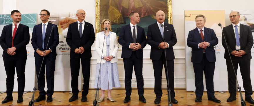 APA-Images / APA / TOBIAS STEINMAURER – (v.l.) Landesrat Peter Reichmann, LH Markus Wallner, LH Anton Mattle, Außenministerin Beate Meinl-Reisinger, Vizekanzler Andreas Babler, Bundeskanzler Christian Stocker, Städtebundpräsident Michael Ludwig und Gemeindebundpräsident Johannes Pressl am01. Juli 2026 anl. der PK zur Reformpartnerschaft im Bundeskanzleramt in Wien PK ZUR REFORMPARTNERSCHAFT