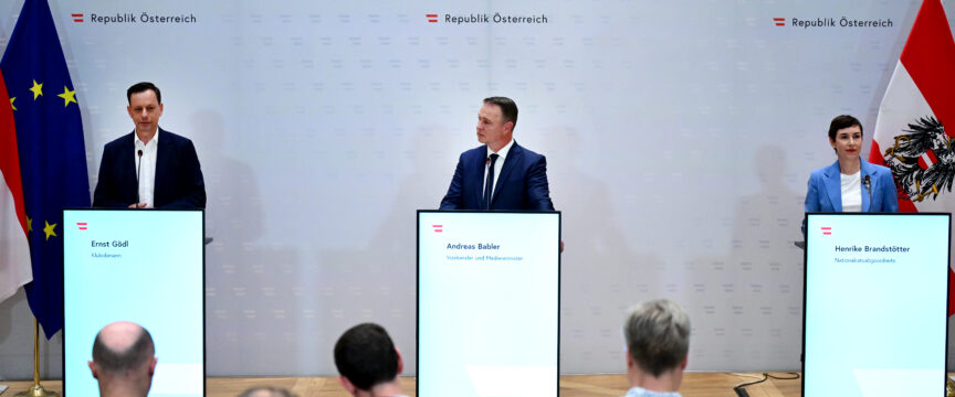 APA-Images / APA / ROLAND SCHLAGER – (v.l.) ÖVP-Klubobmann Ernst Gödl, Vizekanzler Andreas Babler (SPÖ) und Henrike Brandstötter (NEOS) im Rahmen der PK der Bundesregierung zum Medienpaket am 20. Juli 2026 PK MEDIENPAKET: GÖDL (ÖVP) / BABLER (SPÖ) / BRANDSTÖTTER (NEOS)